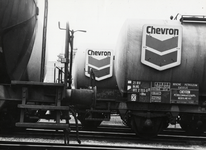 170999 Afbeelding van ketelwagens van Chevron voor het vervoer van benzine, gasolie en petroleum, vermoedelijk te Pernis.